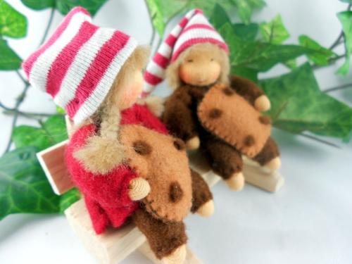 Preview: Lebkuchenwichtel sitzend mit Holzbank Preview: Lebkuchenwichtel sitzend mit Holzbank