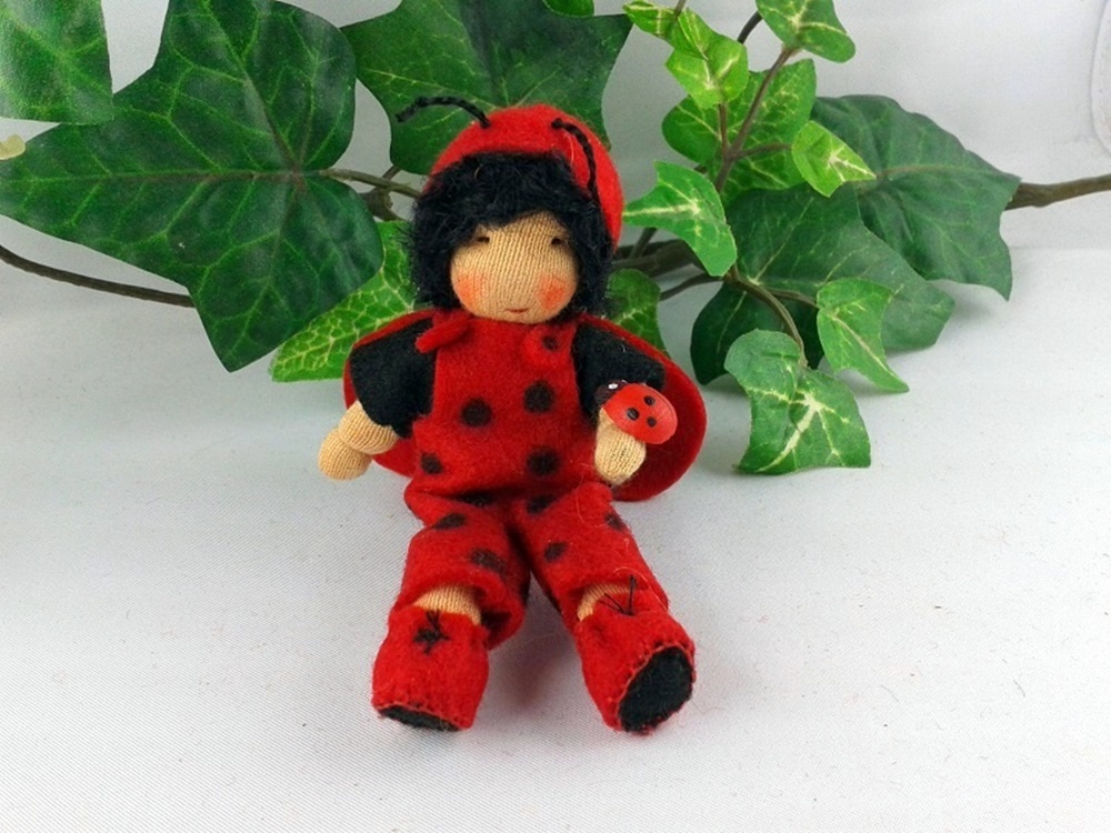 Marienkäfer, sitzend mit Latzhose Blumenkind Jahreszeitentisch Marienkäfer, sitzend mit Latzhose Blumenkind Jahreszeitentisch