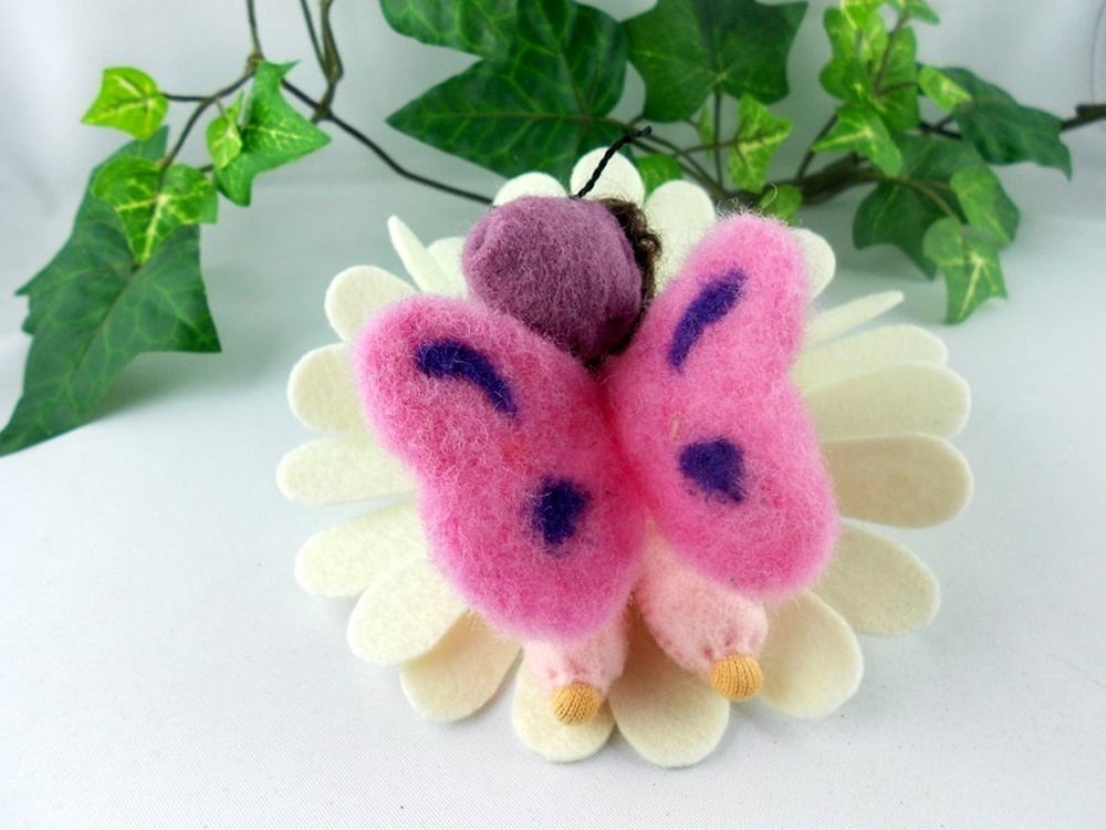 Schmetterling auf Filzblume Jahreszeitentisch Schmetterling auf Filzblume Jahreszeitentisch