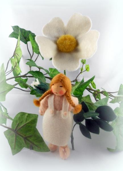 Blumenkind Jahreszeitentisch Frühling Heckenrose weiß Blumenkind Jahreszeitentisch Frühling Heckenrose weiß