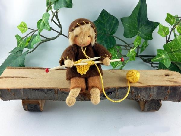 Wurzelkind, strickend für den Jahreszeitentisch Wurzelkind, strickend für den Jahreszeitentisch