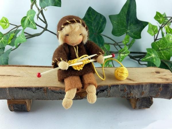 Wurzelkind, strickend für den Jahreszeitentisch Wurzelkind, strickend für den Jahreszeitentisch