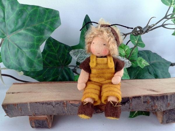 Biene Junge sitzend mit Latzhose Jahreszeitentisch Biene Junge sitzend mit Latzhose Jahreszeitentisch