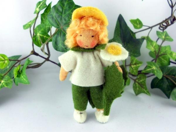Blumenkind Jahreszeitentisch Frühling Gänseblümchenjunge Blumenkind Jahreszeitentisch Frühling Gänseblümchenjunge