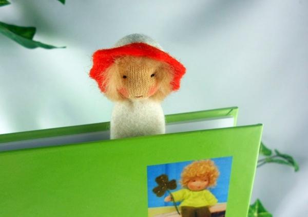 Lesezeichen-Wichtel mit Blütenmütze, orange/weiß Lesezeichen-Wichtel mit Blütenmütze, orange/weiß