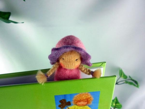 Lesezeichen-Wichtel mit Blütenmütze, rosa/flieder Lesezeichen-Wichtel mit Blütenmütze, rosa/flieder