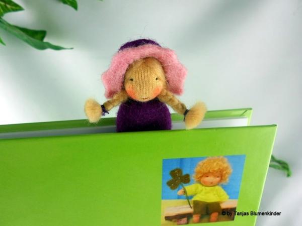 Lesezeichen-Wichtel mit Blütenmütze, violett/rosa Lesezeichen-Wichtel mit Blütenmütze, violett/rosa