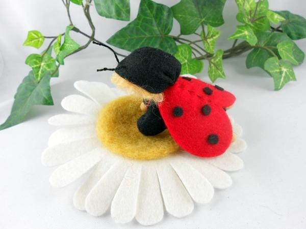 Marienkäfer auf Filzblume - Jahreszeitentisch Marienkäfer auf Filzblume - Jahreszeitentisch